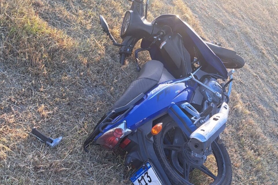 La moto de la víctima quedó en el lugar del crimen.  (Fuente: Twitter)