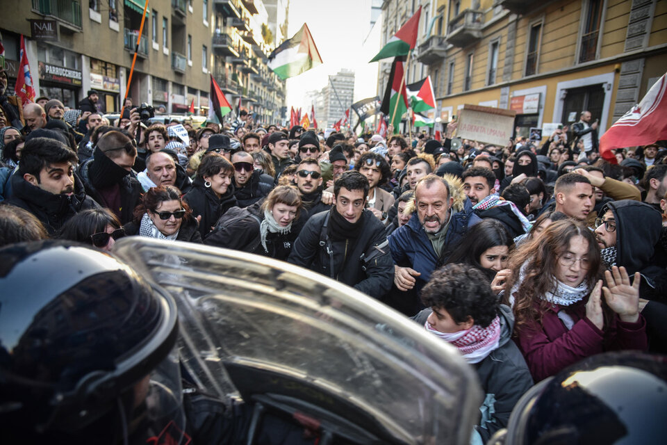 En Milán los propalestinos forcejearon con la policía. (Fuente: EFE)