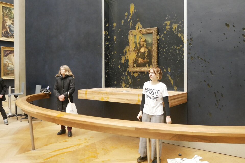 Dos activistas ambientales lanzaron sopa a La Gioconda en el  Museo del Louvre