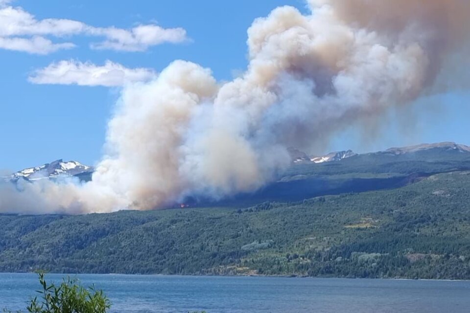 El incendio forestal en el Parque Nacional Los Alerces de Chubut no da tregua. (Fuente: Télam)
