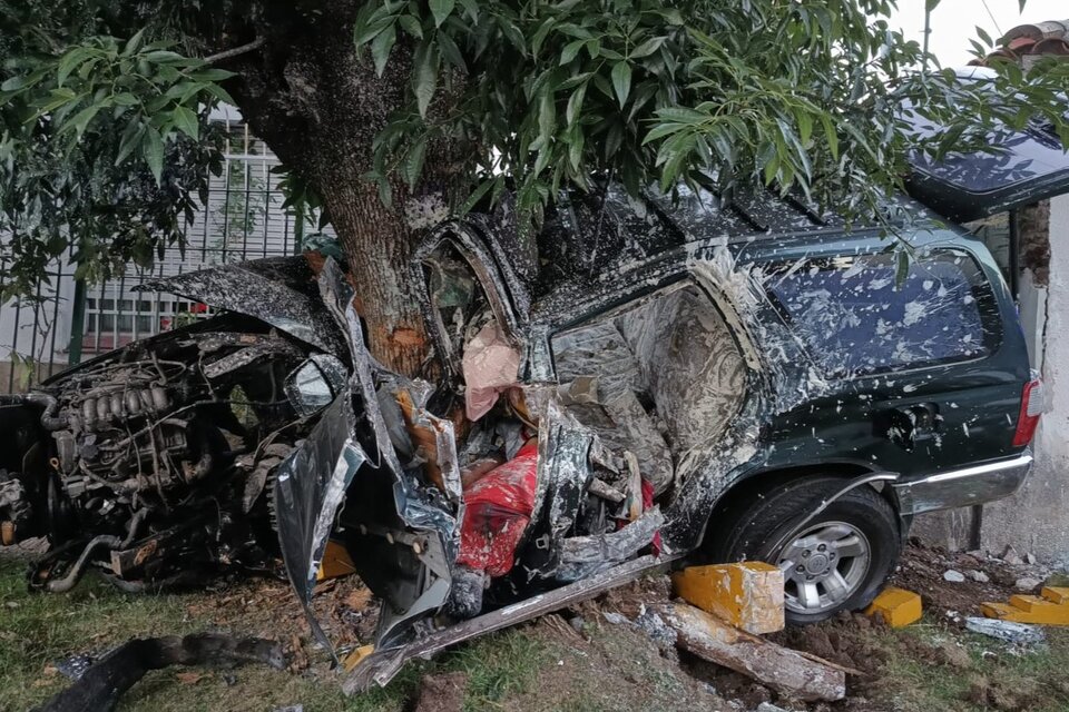 Tres personas murieron tras robar una camioneta y chocar contra un árbol en Quilmes. Foto: Ministerio de Seguridad de la Provincia de Buenos Aires