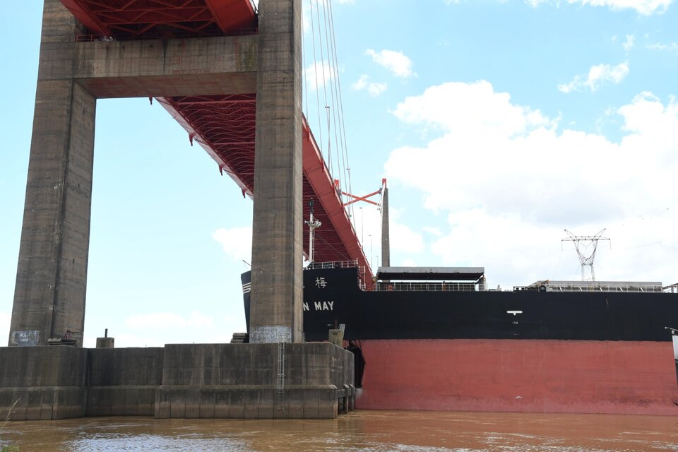 Un buque choco este domingo contra uno de los pilares del puente Zárate Brazo Largo. (Fuente: Télam)