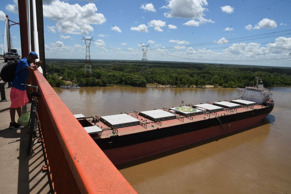 Prefectura trabaja en Zárate para reactivar la navegación sobre el Río Paraná.  (Fuente: Télam)