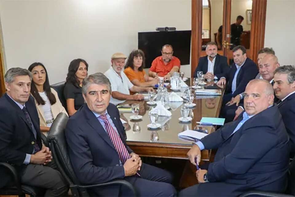 Los ministros Olivares y Bastía encabezaron el encuentro con ATE y UPCN.