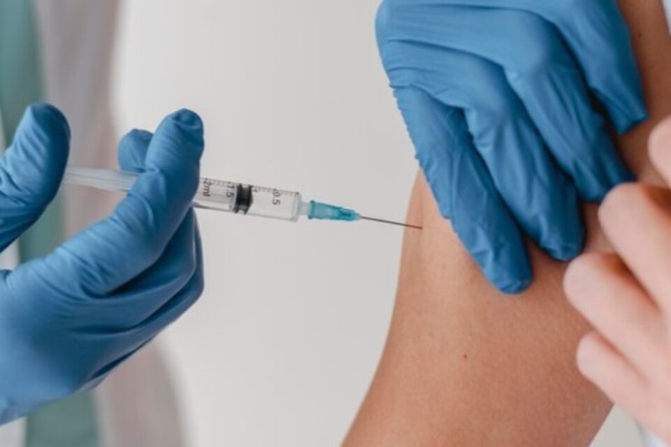 La vacuna argentina contra el melanoma podría estar disponible desde marzo: cada cuánto y cómo se aplicará (Fuente: Freepik)