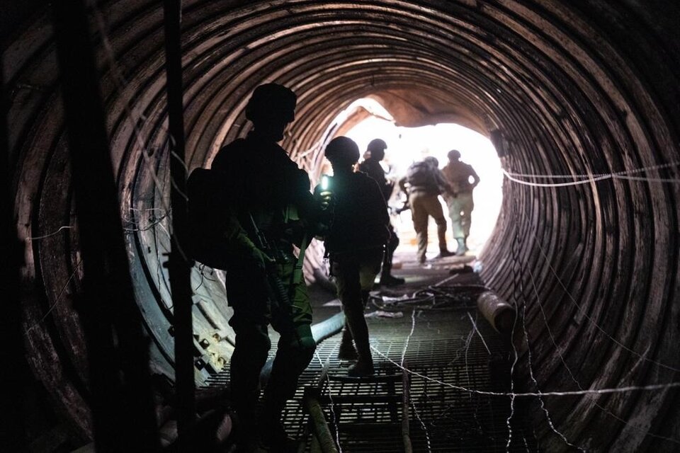 Militares de Israel recorren un túnel de Hamas. (Fuente: Europapress)