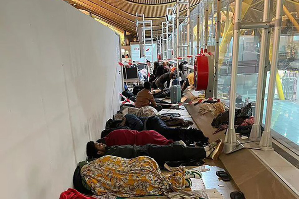 El hacinamiento de los solicitantes de asilo en el aeropuerto de Barajas llega ya a la zona de embarque