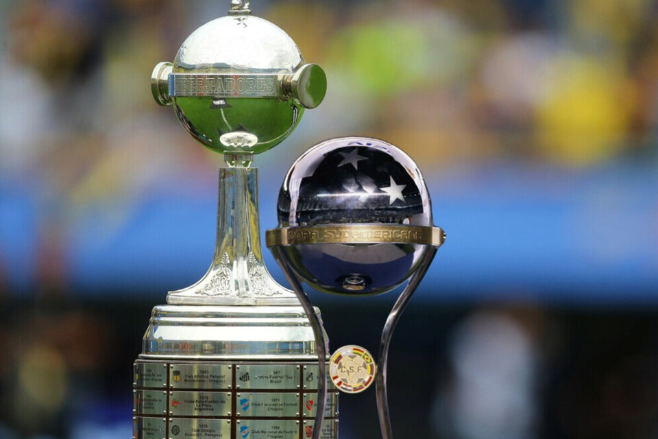 Los trofeos de la Copa Libertadores y la Copa Sudamericana. (Fuente: Conmebol)