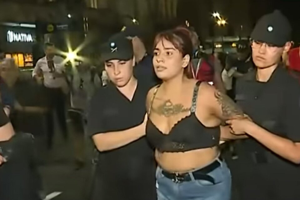 Una de las mujeres detenidas en el Congreso por protestar contra la Ley Ómnibus contó cómo fue el arresto (Foto: captura de TV).