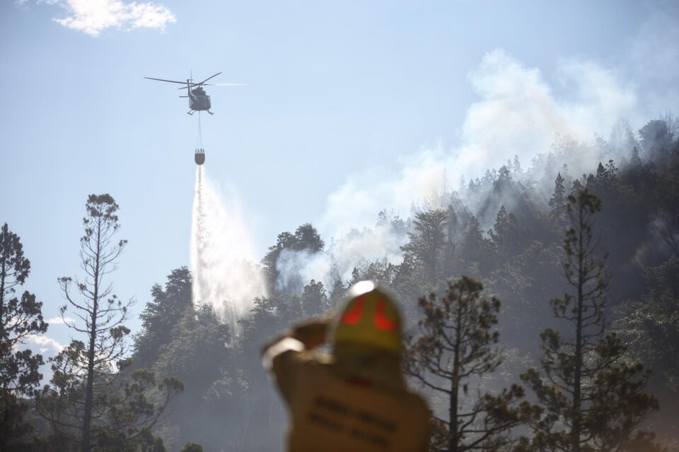 Del operativo participan bomberos voluntarios de otras localidades (Fuente: Télam)