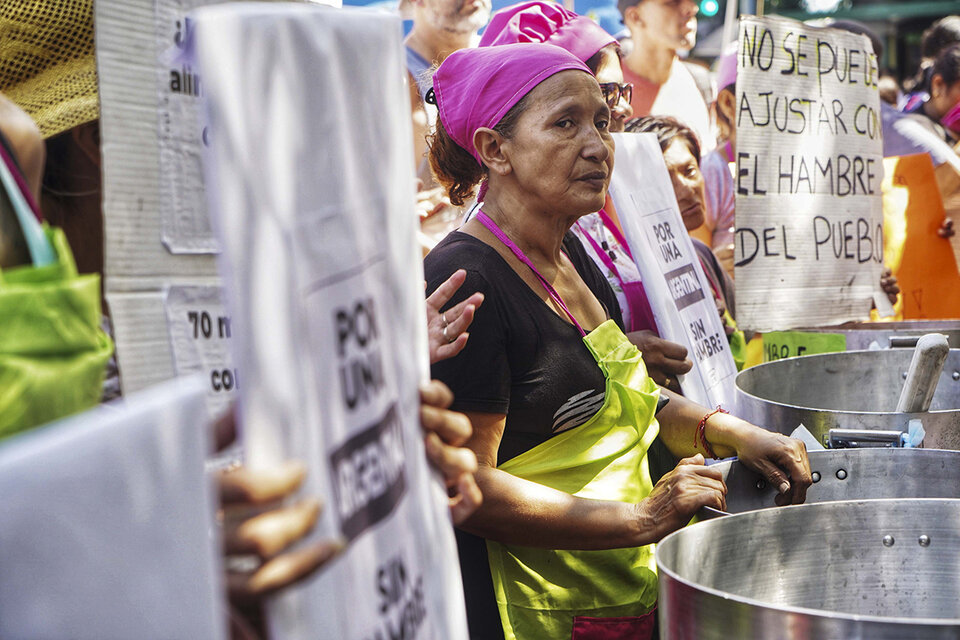 Cientos de cocineras y militantes de movimientos sociales se manifestaron. (Fuente: Télam)