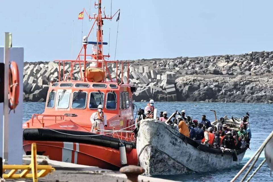 Salvamento Marítimo acompaña hasta el puerto de La Restinga, en El Hierro, a una barcaza con 162 personas. (Fuente: EFE)