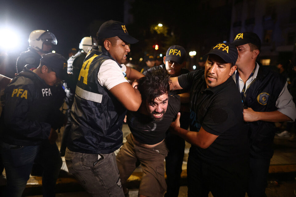 Policías se llevan un detenido tras reprimir en Congreso.  (Fuente: NA)