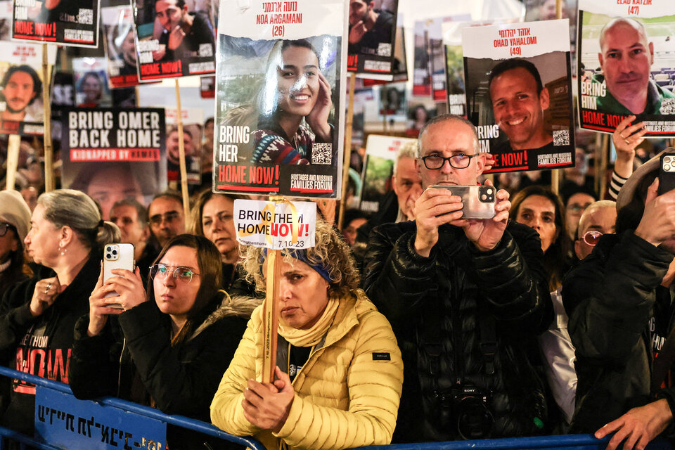 Carteles con las caras de los rehenes en la protesta de Tel Aviv. (Fuente: AFP)