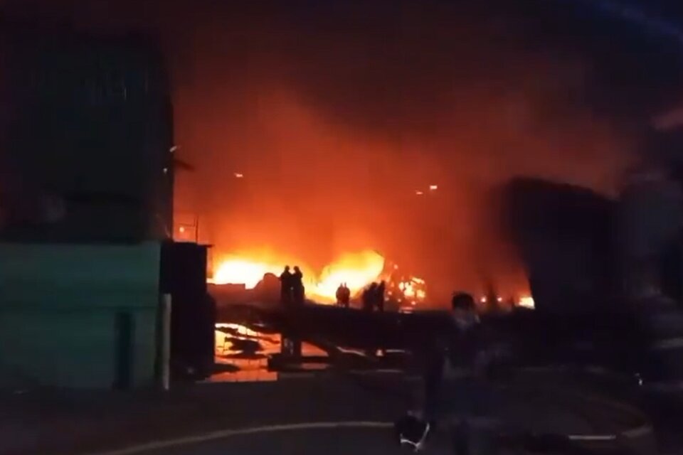 Se desató un feroz incendio en un centro de reciclaje en Barracas, ciudad de Buenos Aires (Foto: captura de video).