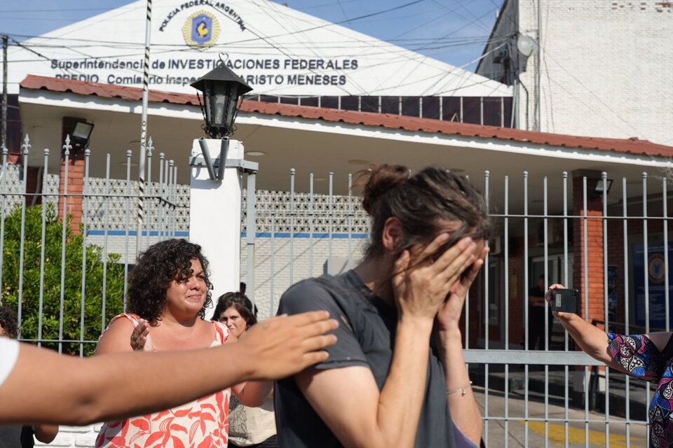 El encuentro con su familia de uno de los once detenidos, al ser liberado. (Fuente: Gentileza Ana Fraile)