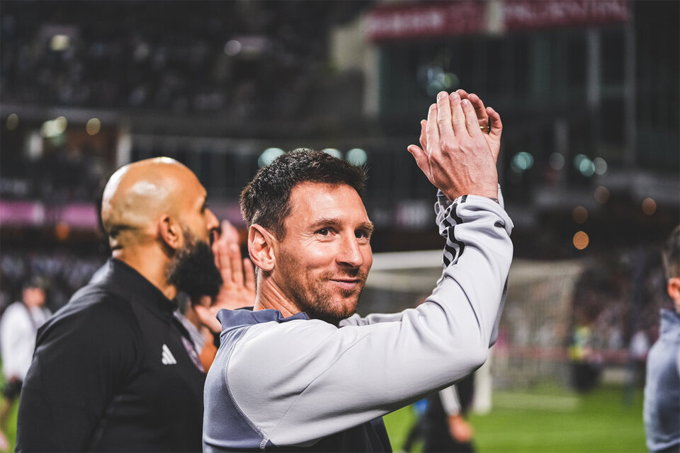 Messi salió a la cancha sólo para saludar al público. (Fuente: Prensa Inter Miami)