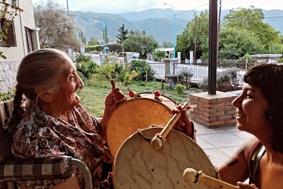 Andrea Mamondes y abuela.  (Fuente: Gentileza Andrea Mamondes)