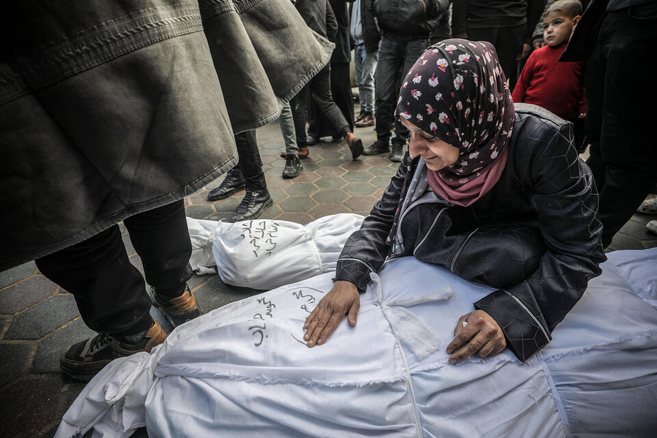 Una madre palestina llora a su hijo, una escena diaria. (Fuente: EFE)