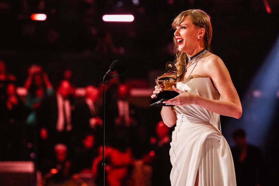 Taylor Swift recibió el premio más importante de manos de Celine Dion. (Fuente: AFP)