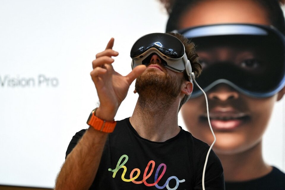 Los Apple Vision Pro son un producto "asombroso", según los críticos (Fuente: AFP)
