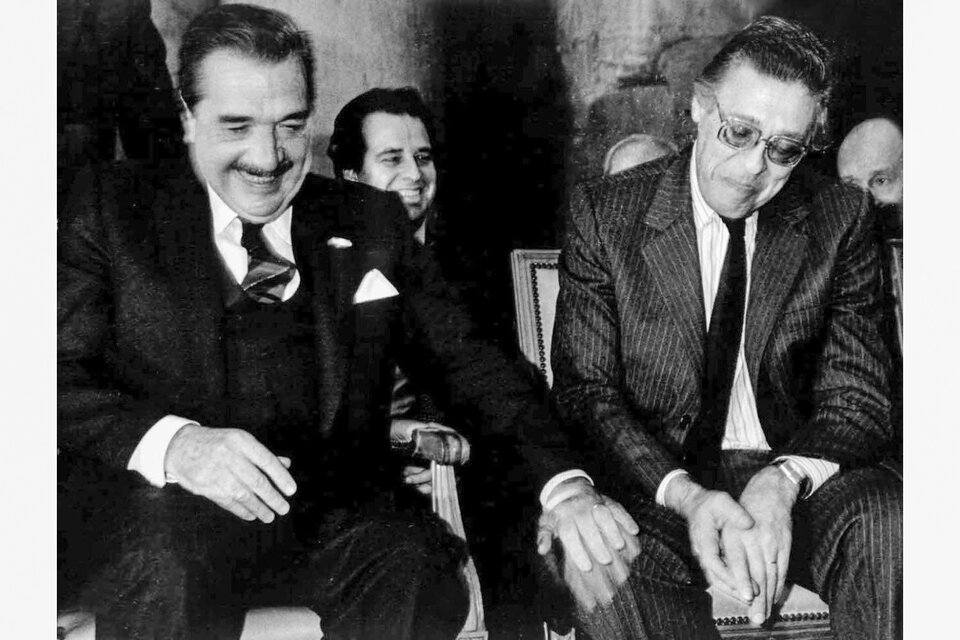 Alfonsín con su ministro Juan Vital Sourrouille. Atrás José Luis Machinea, titular del BCRA.  (Fuente: Adriana Lestido)