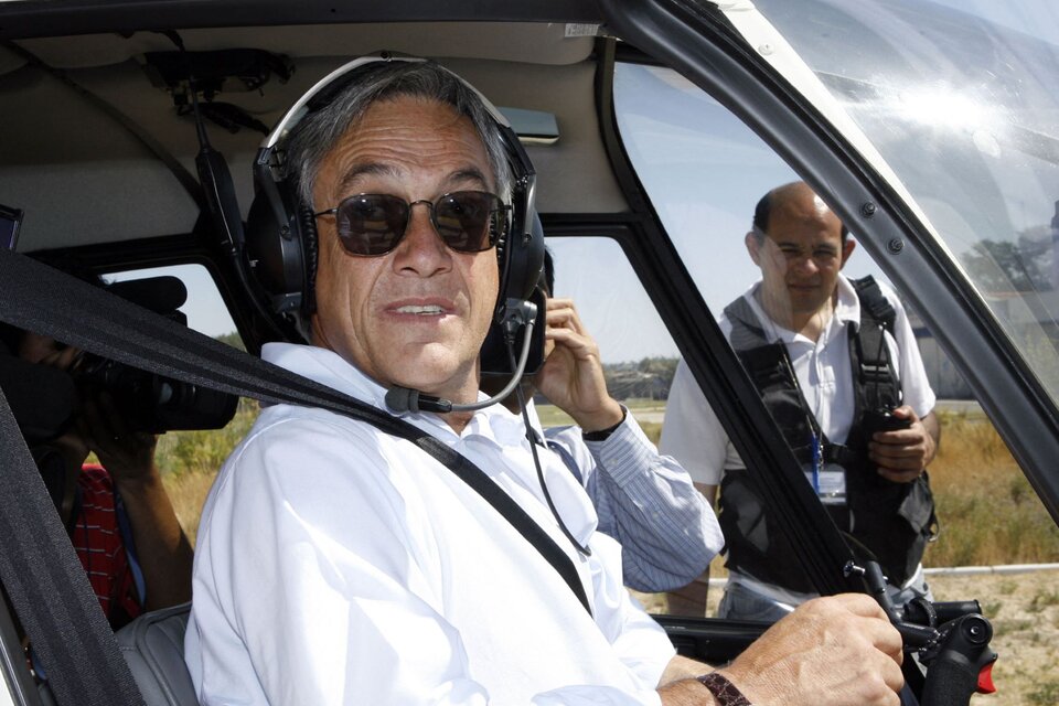 Sebastián Piñera, al mando de un helicóptero (Fuente: AFP)