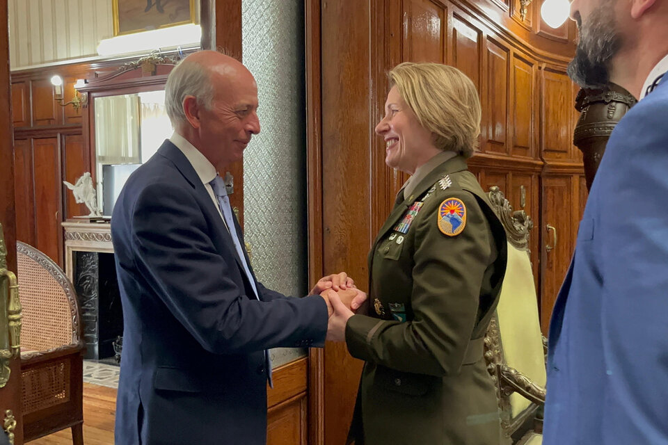 El ministro de Defensa Nacional de Uruguay, Javier García, saluda a la comandante del Comando Sur de los Estados Unidos, Laura Richardson. (Fuente: EFE)