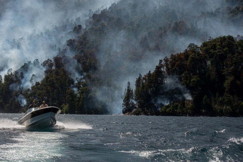 El incendio afecta principalmente al bosque nativo en la costa sur del Brazo Tristeza del Lago Nahuel Huapi.