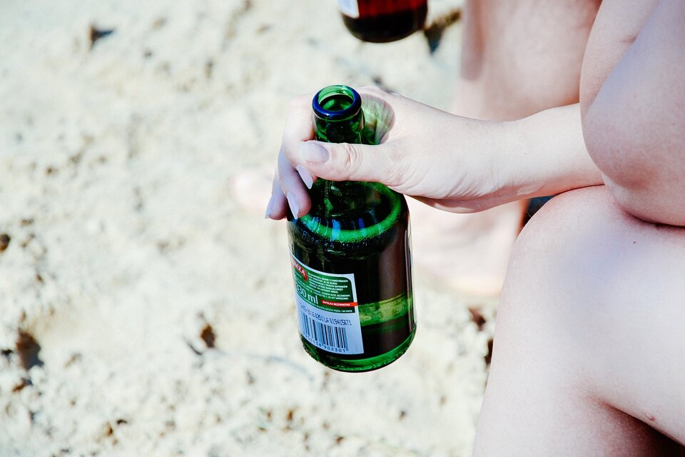 Verano y alcohol: por qué es peligrosa esta mezcla y cómo evitar los riesgos