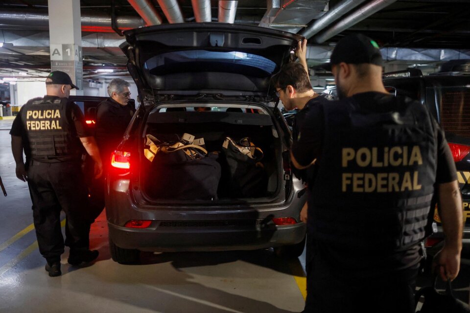  Agentes de la policía federal allanan la sede del Partido Liberal en Brasilia. (Fuente: NA)