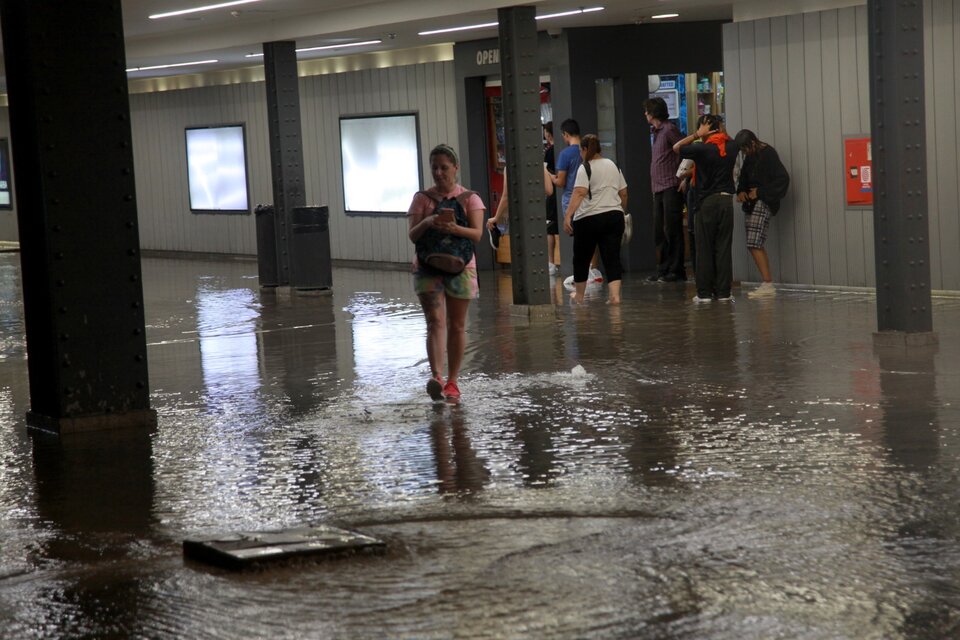 Varias líneas de subte debieron suspender el servicio por estar inundadas. (Fuente: Jorge Larrosa)
