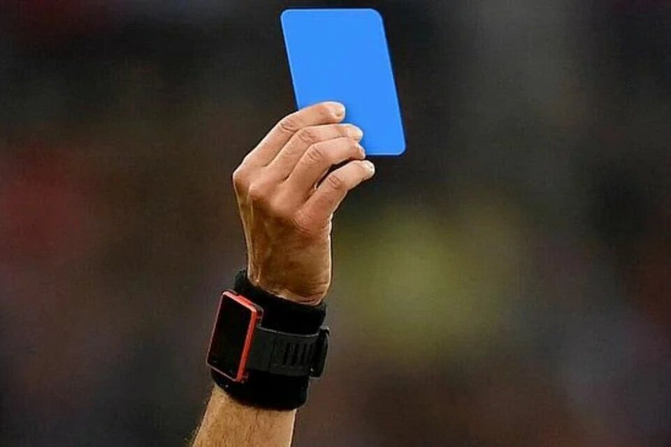 La tarjeta azul supondría un cambio muy importante en el reglamento del fútbol.