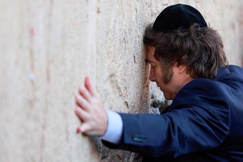 Javier Milei rezando en el Muro de los Lamentos de Jerusalem.