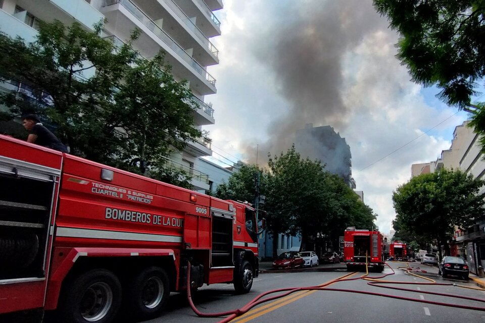 La densa columna de humo, que proviene de la avenida José María Moreno, entre Alberdi y Formosa. (Fuente: NA)