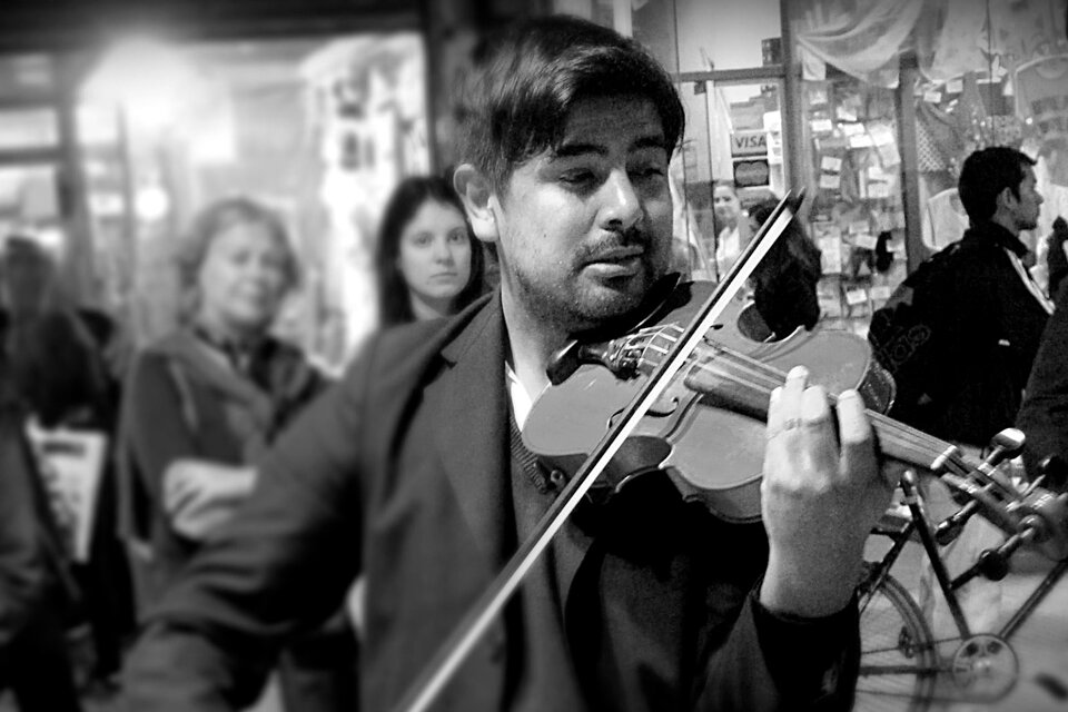Andrés Cuellar, de tocar en la peatonal de Lomas a dirigir orquestas (Fuente: Horacio Battle)