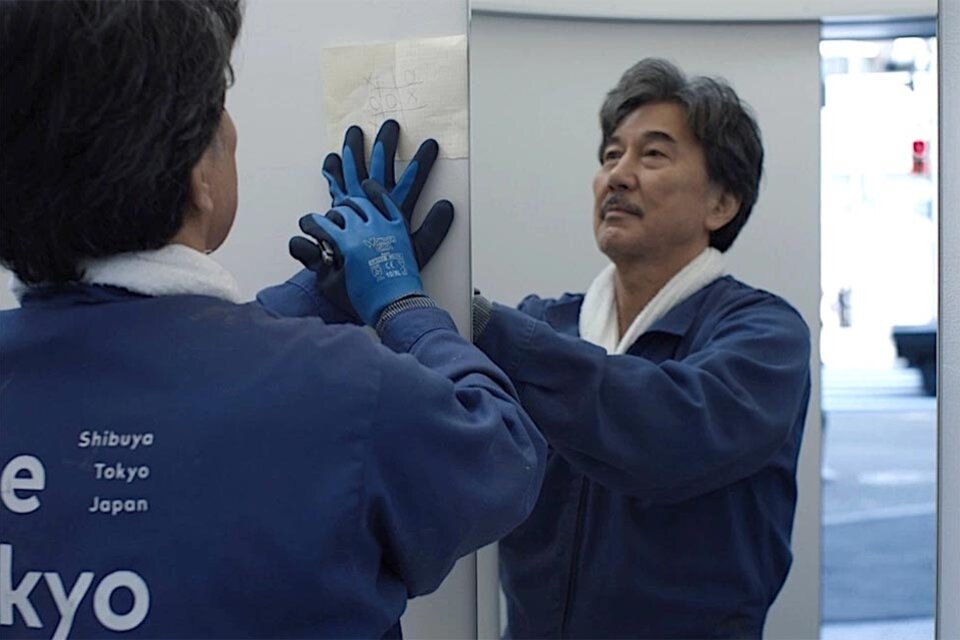 Hirayama (Kōji Yakusho) vive su día a día en Tokio. Trabaja en la limpieza de baños públicos. 