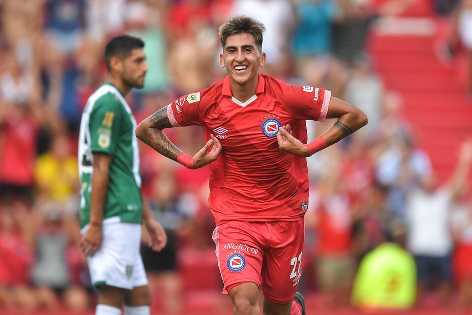 Alan Lescano celebra uno de sus dos goles (Fuente: Télam)