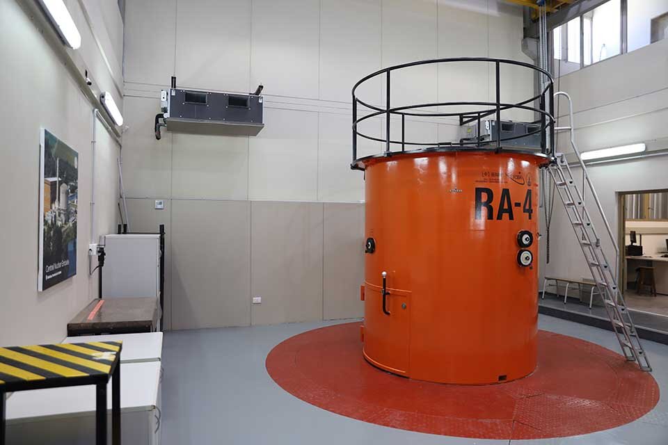 La UNR cuenta con RA-4, un reactor nuclear de baja potencia. 
