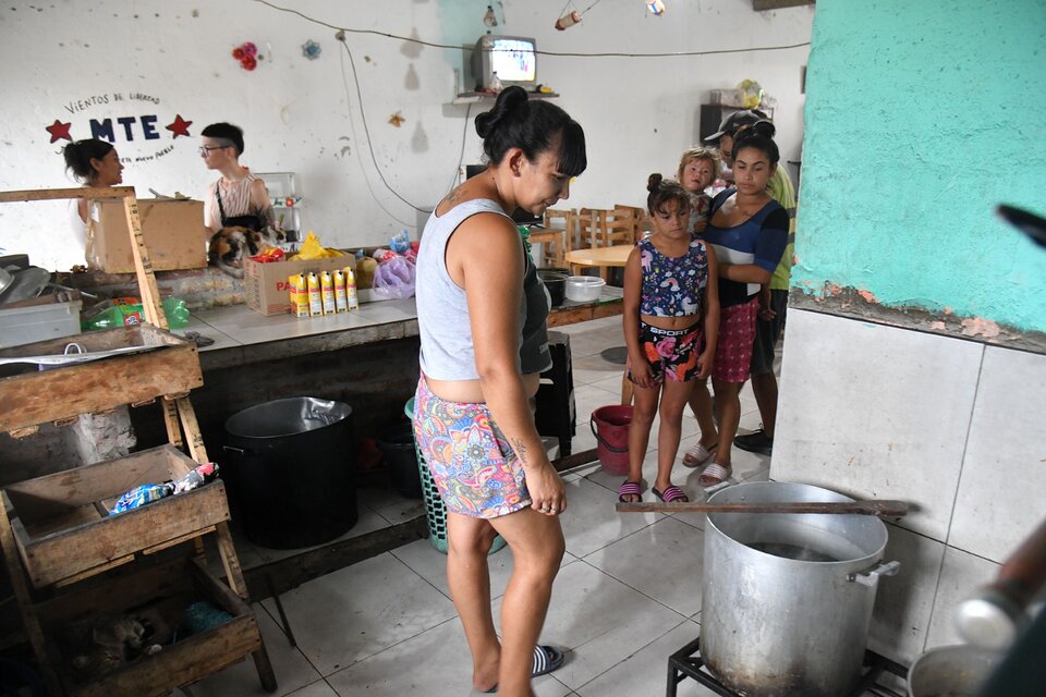 Las madres llegan temprano a dejar sus ollas para recibir la comida de cada día. (Fuente: Enrique García Medina)