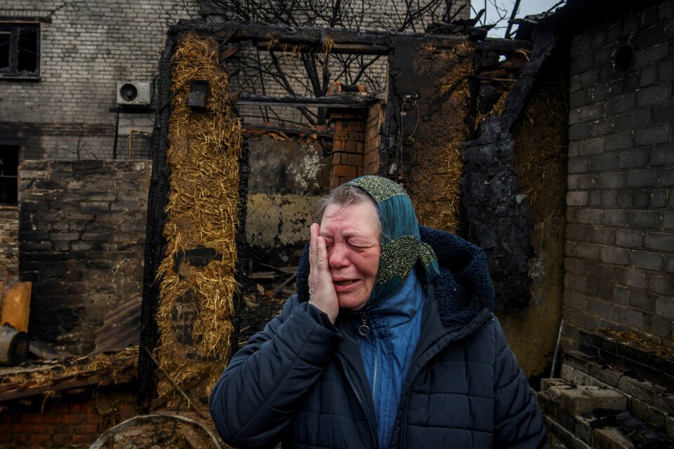 Una mujer ucraniana llora la muerte de familiares en Kharkiv. (Fuente: NA)