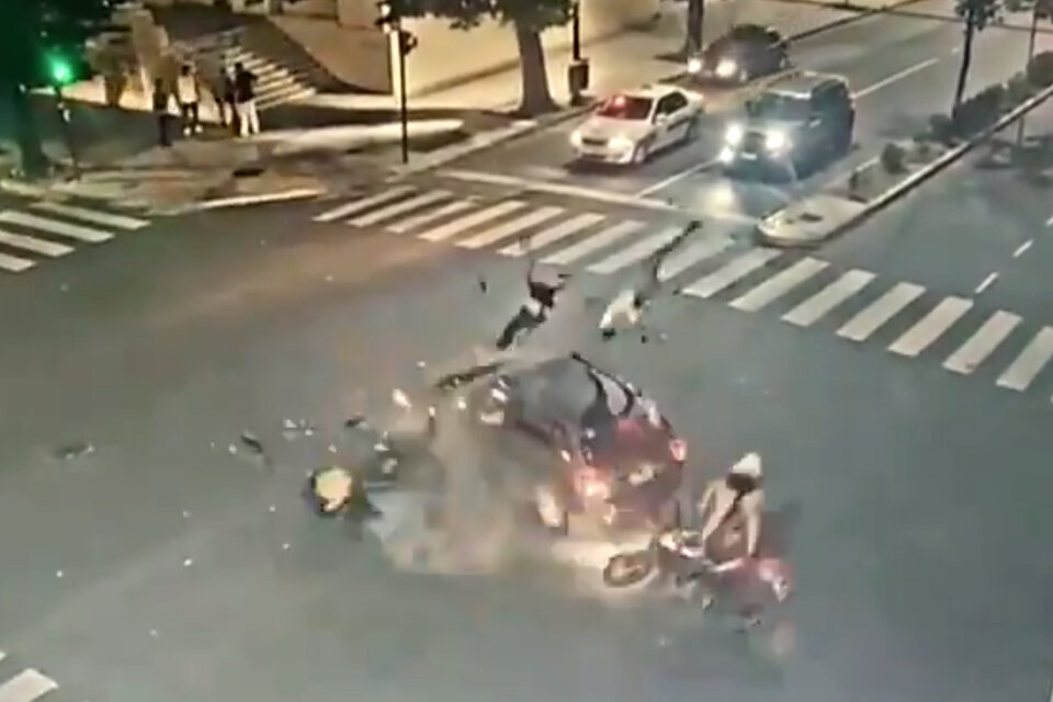 El momento del choque de las dos motos y el auto en La Plata.