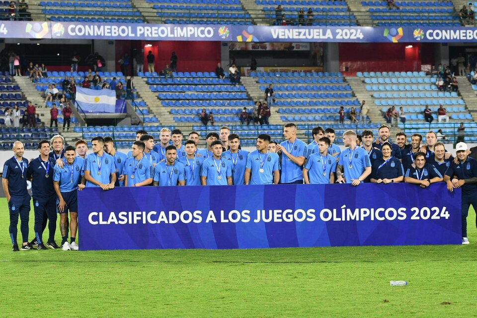 El plantel argentino durante la ceremonia de premiación del Preolímpico, con las medallas por el segundo puesto (Fuente: Prensa Selección)