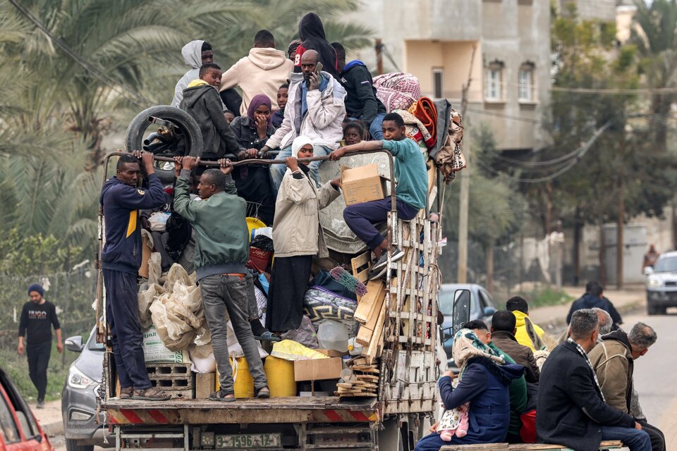 Los gazatíes huyen de donde habían huído, en Rafah. (Fuente: AFP)