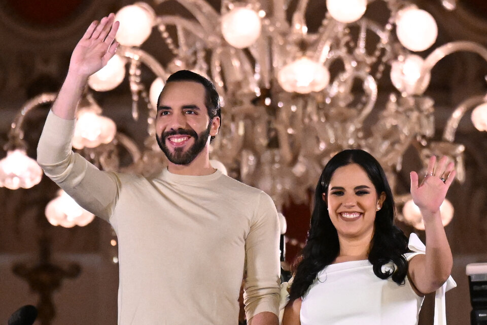 Nayib Bukele y su esposa, Gabriela Rodríguez, vestidos de blanco como le gusta a la oligarquía. La nueva derecha tiene imagen