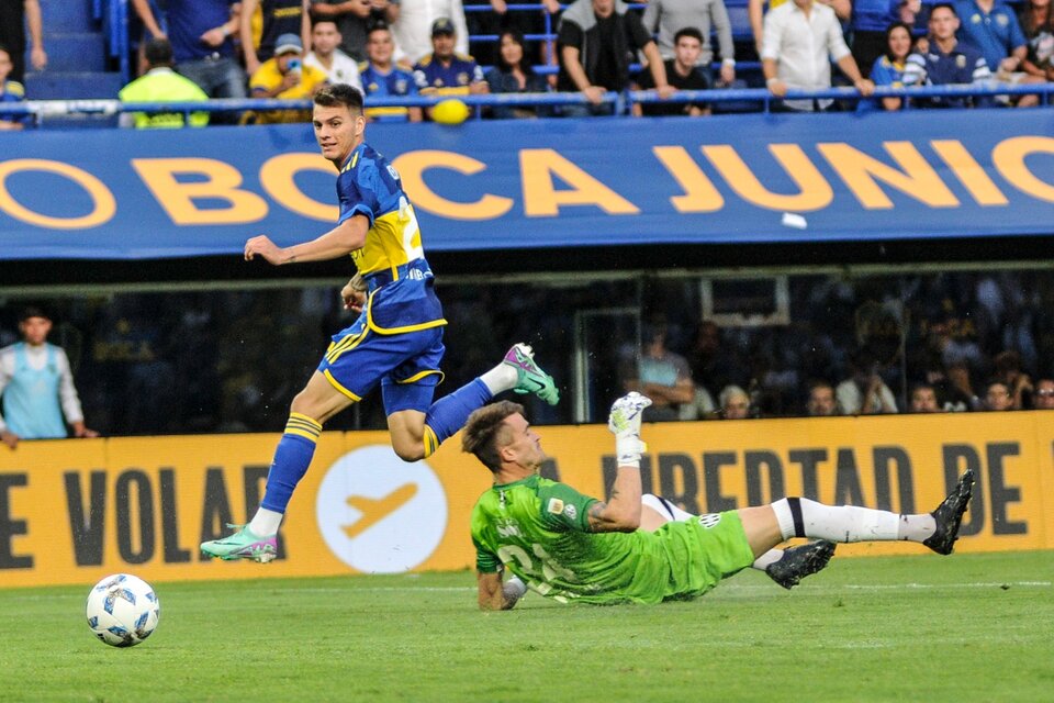 Zenón ya sacó el remate que luego terminaría con gol de Merentiel  (Fuente: Julio Mancini)