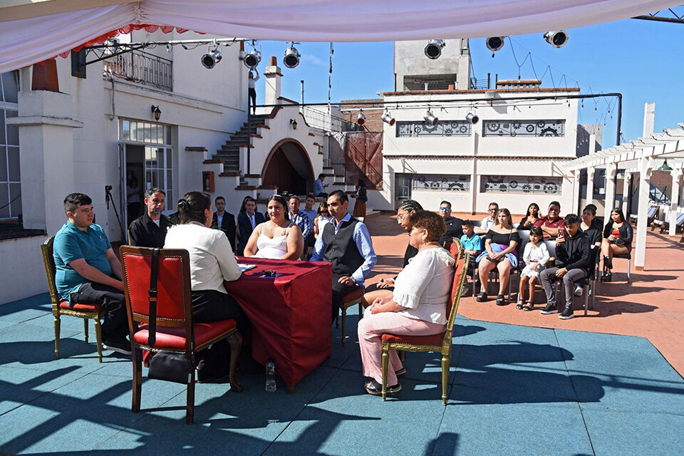 A pleno sol, la Terraza de Lavardén dio el marco ideal para las bodas.  (Fuente: Prensa Gobernación)