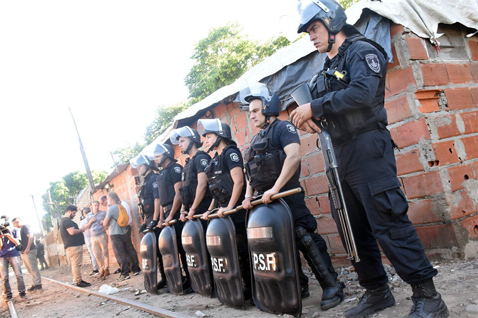 Policías ante la demolición del bunker de la ciudad.