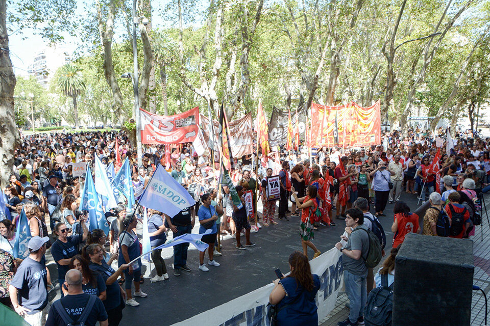 La movilización repudió el incumplimiento del acuerdo paritario. 