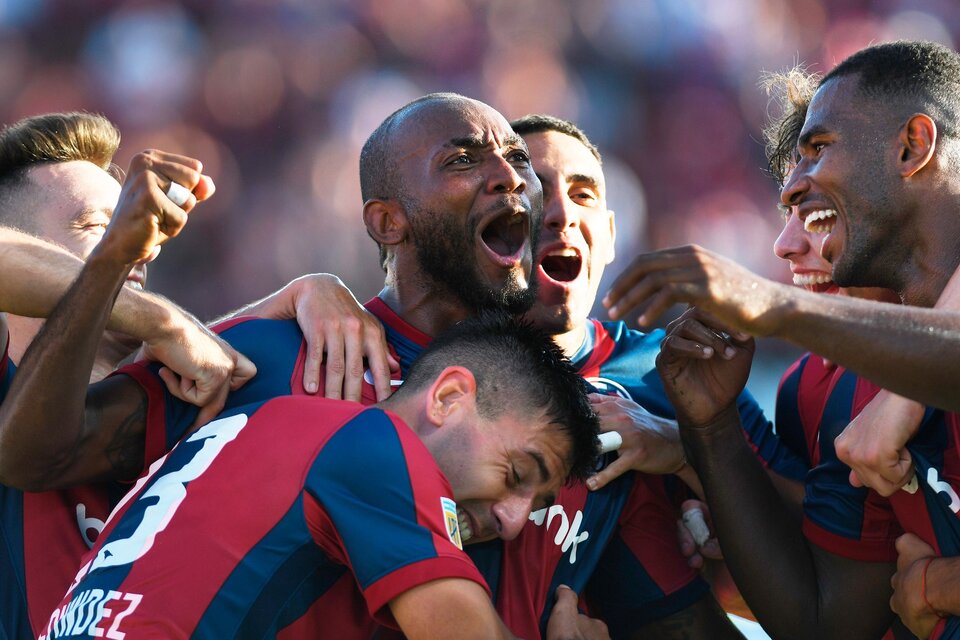 La felicidad de Herazo, que marcó su primer gol en San Lorenzo (Fuente: Télam)